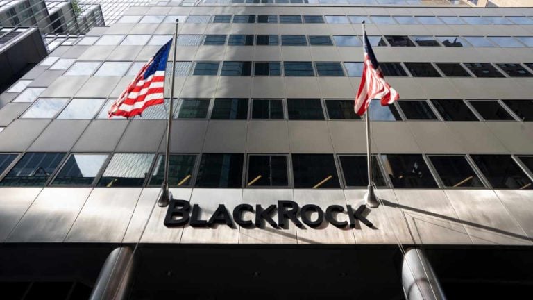 Blackrock’s Bitcoin ETF Single-Handedly Offsets Grayscale's $600M Outflow — IBIT Now Holds 161K BTC