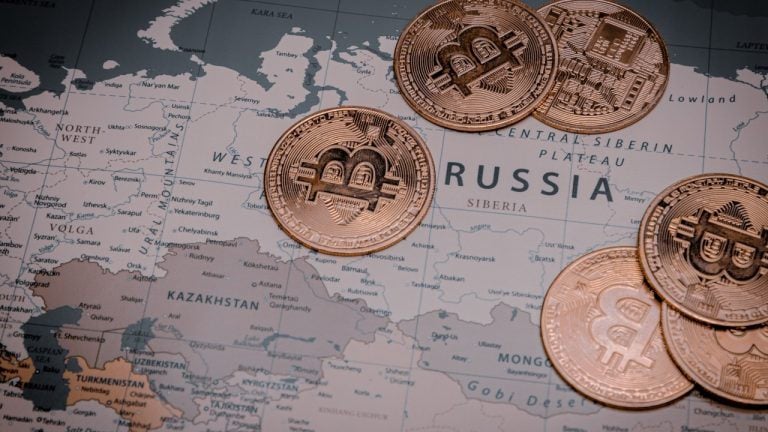 Russia Is Using Bitcoin to Bypass Sanctions – Is the Global Financial System Cracking?